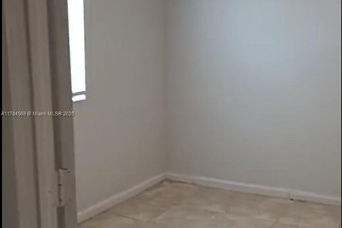 Townhouse in Lauderhill, Florida 3 bedrooms, 132.66 sq.m. № 1706253 - photo 7