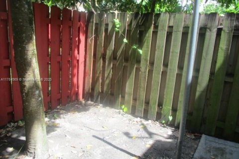 Townhouse in Lauderhill, Florida 3 bedrooms, 132.66 sq.m. № 1706253 - photo 2