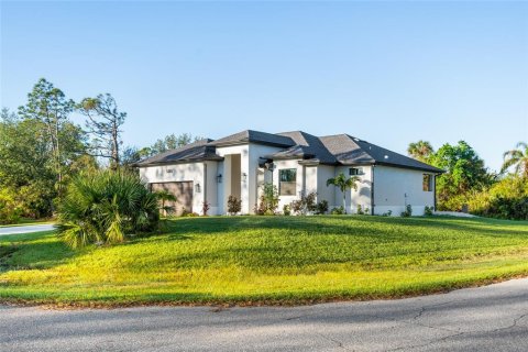 House in Port Charlotte, Florida 3 bedrooms, 146.23 sq.m. № 2155776