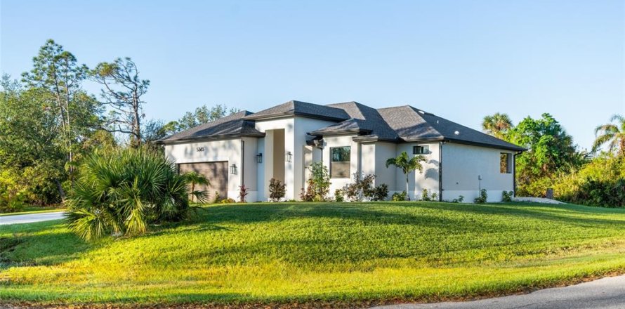 House in Port Charlotte, Florida 3 bedrooms, 146.23 sq.m. № 2155776