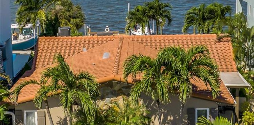 Villa ou maison à Redington Shores, Floride 3 chambres, 178.28 m2 № 2415391