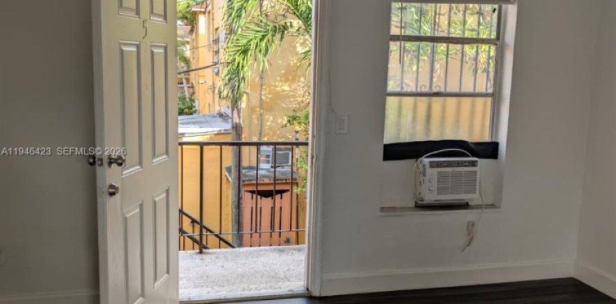 Apartment in Miami, Florida 2 bedrooms, 427.54 sq.m. № 2002765