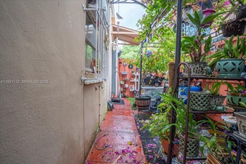 Commercial property in Hialeah, Florida 1 bedroom, 132.29 sq.m. № 1989600 - photo 3