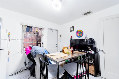 Commercial property in Hialeah, Florida 1 bedroom, 132.29 sq.m. № 1989600 - photo 5