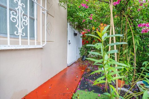 Commercial property in Hialeah, Florida 1 bedroom, 132.29 sq.m. № 1989600 - photo 2