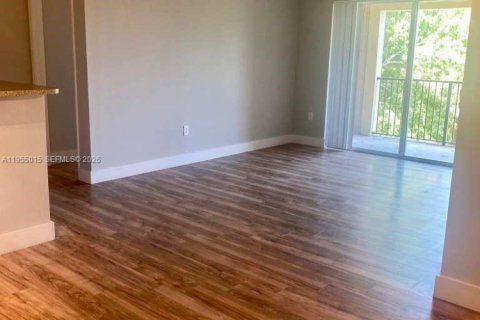 Condominio en alquiler en Tamarac, Florida, 2 dormitorios, 91.14 m2 № 2011384 - foto 6