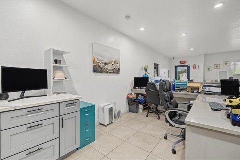 Immobilier commercial à vendre à Tampa, Floride: 1114.83 m2 № 2425809 - photo 13