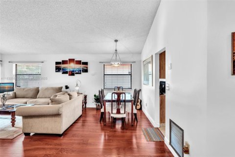 House in Pembroke Pines, Florida 3 bedrooms, 131.55 sq.m. № 1814142 - photo 7