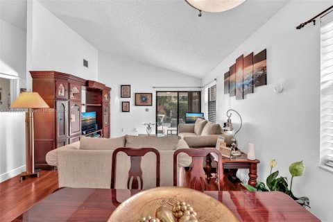 House in Pembroke Pines, Florida 3 bedrooms, 131.55 sq.m. № 1814142 - photo 11