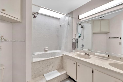 House in Pembroke Pines, Florida 3 bedrooms, 131.55 sq.m. № 1814142 - photo 22
