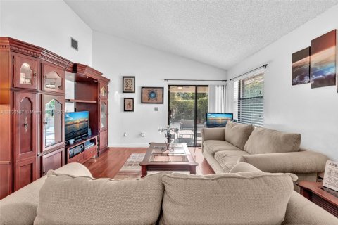 House in Pembroke Pines, Florida 3 bedrooms, 131.55 sq.m. № 1814142 - photo 13