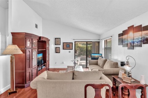 House in Pembroke Pines, Florida 3 bedrooms, 131.55 sq.m. № 1814142 - photo 12