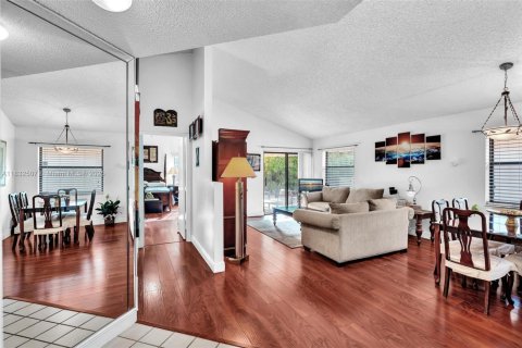 House in Pembroke Pines, Florida 3 bedrooms, 131.55 sq.m. № 1814142 - photo 6