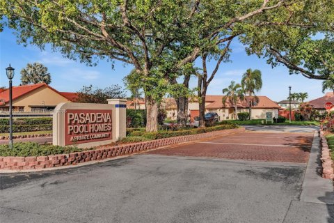 House in Pembroke Pines, Florida 3 bedrooms, 131.55 sq.m. № 1814142 - photo 1