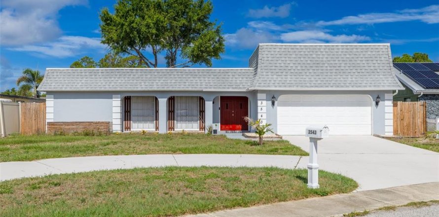 House in Holiday, Florida 3 bedrooms, 141.12 sq.m. № 2235904