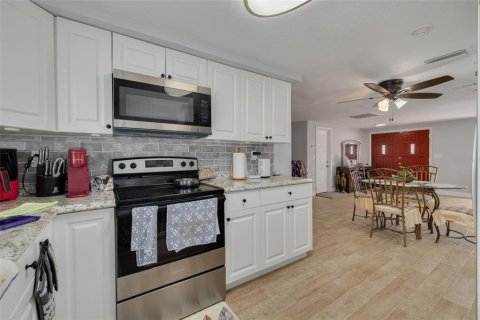 House in Holiday, Florida 3 bedrooms, 141.12 sq.m. № 2235904 - photo 13