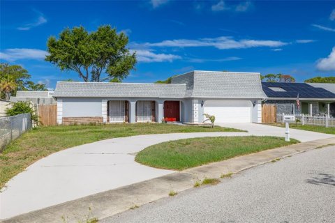 House in Holiday, Florida 3 bedrooms, 141.12 sq.m. № 2235904 - photo 4