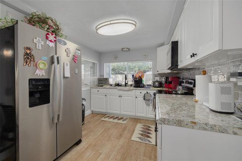 House in Holiday, Florida 3 bedrooms, 141.12 sq.m. № 2235904 - photo 12