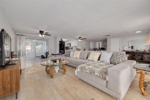 House in Holiday, Florida 3 bedrooms, 141.12 sq.m. № 2235904 - photo 11