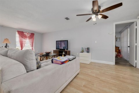 House in Holiday, Florida 3 bedrooms, 141.12 sq.m. № 2235904 - photo 9