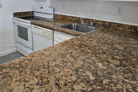 Apartamento en alquiler en Cutler Bay, Florida, 2 dormitorios, 69.68 m2 № 1968980 - foto 1