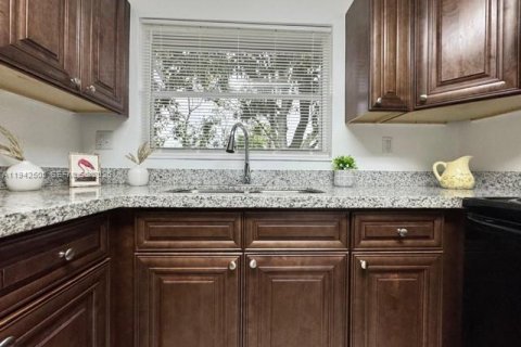 House in Miami Gardens, Florida 4 bedrooms, 154.22 sq.m. № 2068095 - photo 4