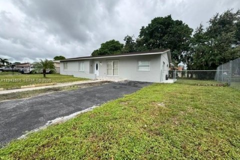 House in Miami Gardens, Florida 4 bedrooms, 154.22 sq.m. № 2068095