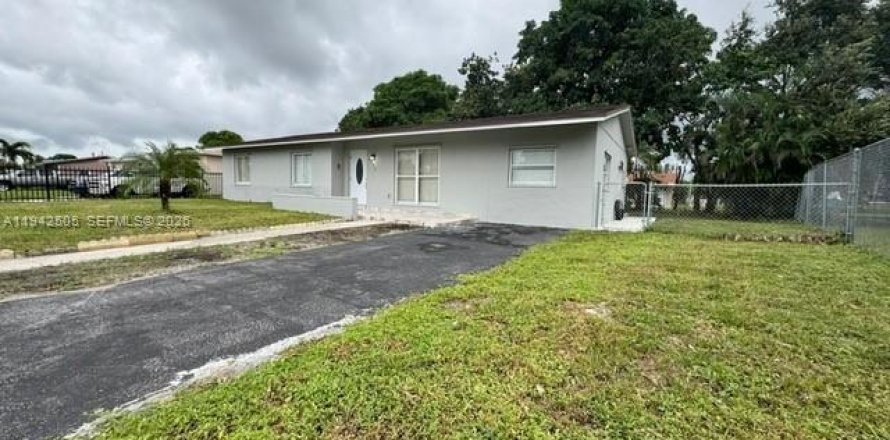 House in Miami Gardens, Florida 4 bedrooms, 154.22 sq.m. № 2068095