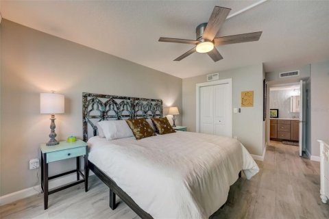 Condo in Redington Shores, Florida, 2 bedrooms  № 1804700 - photo 28