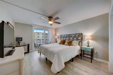 Condo in Redington Shores, Florida, 2 bedrooms  № 1804700 - photo 25