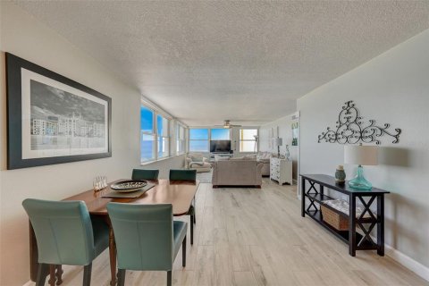 Condo in Redington Shores, Florida, 2 bedrooms  № 1804700 - photo 22