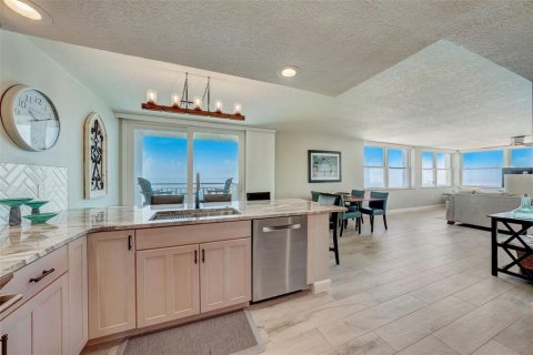 Condo in Redington Shores, Florida, 2 bedrooms  № 1804700 - photo 21