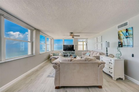Condo in Redington Shores, Florida, 2 bedrooms  № 1804700 - photo 9