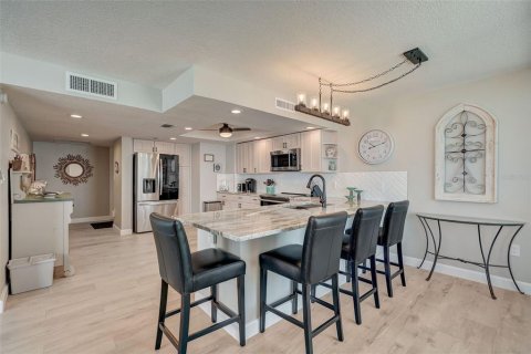 Condo in Redington Shores, Florida, 2 bedrooms  № 1804700 - photo 14