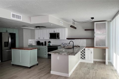 Condo in Redington Shores, Florida, 2 bedrooms  № 1804700 - photo 11