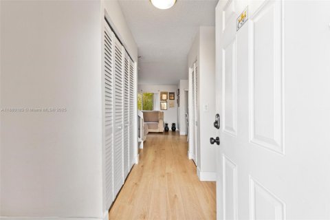 Купить кондоминиум в Майами, Флорида 3 спальни, 113.34м2, № 2013789 - фото 3