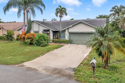 House in Coconut Creek, Florida 4 bedrooms, 213.12 sq.m. № 1893115 - photo 3