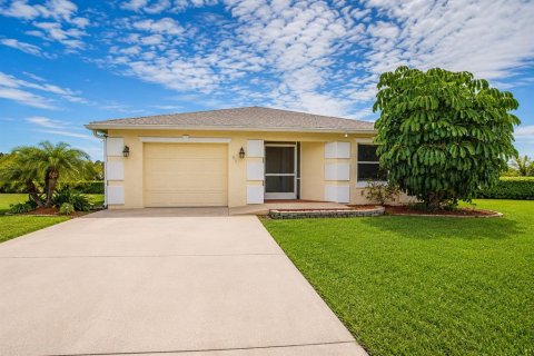 House in Saint Lucie, Florida 2 bedrooms, 122.54 sq.m. № 2203667