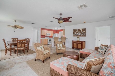 House in Saint Lucie, Florida 2 bedrooms, 122.54 sq.m. № 2203667 - photo 4