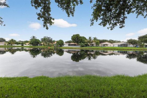 Villa ou maison à vendre à Miramar, Floride: 4 chambres, 182.55 m2 № 1925081 - photo 4