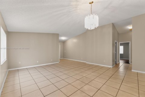 Villa ou maison à vendre à Miramar, Floride: 4 chambres, 182.55 m2 № 1925081 - photo 13