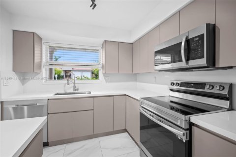 Townhouse in North Miami, Florida 2 bedrooms, 143.81 sq.m. № 1855102 - photo 7