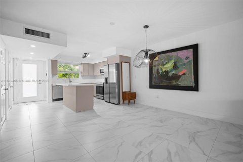 Townhouse in North Miami, Florida 2 bedrooms, 143.81 sq.m. № 1855102 - photo 9