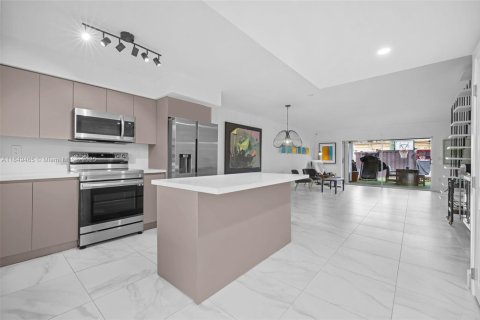 Townhouse in North Miami, Florida 2 bedrooms, 143.81 sq.m. № 1855102 - photo 4