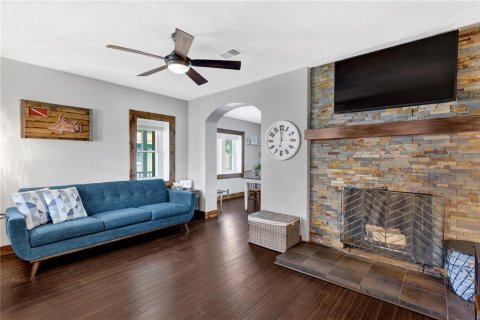 House in Howey-in-the-Hills, Florida 2 bedrooms, 155.61 sq.m. № 2259299 - photo 5