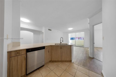 Copropriété à vendre à Surfside, Floride: 2 chambres, 92.62 m2 № 1994393 - photo 16