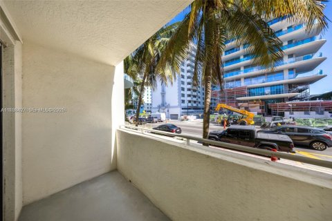Copropriété à vendre à Surfside, Floride: 2 chambres, 92.62 m2 № 1994393 - photo 25