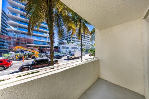 Copropriété à vendre à Surfside, Floride: 2 chambres, 92.62 m2 № 1994393 - photo 24