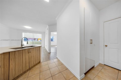 Copropriété à vendre à Surfside, Floride: 2 chambres, 92.62 m2 № 1994393 - photo 21