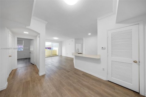 Copropriété à vendre à Surfside, Floride: 2 chambres, 92.62 m2 № 1994393 - photo 18